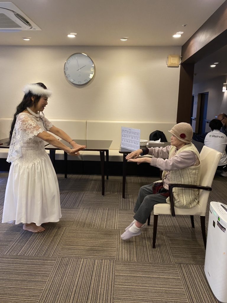 雪の精が運ぶ、母の笑顔とフラの風「ぱせさぽ」