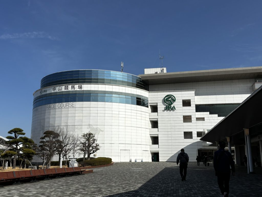 春の陽気に誘われて。中山競馬場、開幕！「ぱせさぽ」